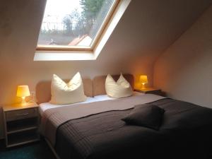 Ein Bett oder Betten in einem Zimmer der Unterkunft Hotel Sonnenhof