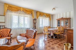 sala de estar con muebles y mesa. en Residenza Martinelli, en Pistoia