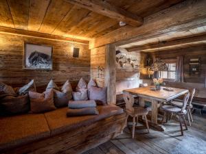 ein Esszimmer mit einem Sofa und einem Tisch in der Unterkunft Buccara Zwischenbachalm in Westendorf