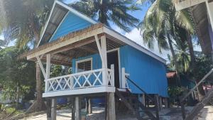 瓜隆岛Paradiso Ocean front Bungalows的海滩上高脚房屋