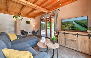 Μια τηλεόραση ή/και κέντρο ψυχαγωγίας στο 2 Bedroom Nice Home In Sisak
