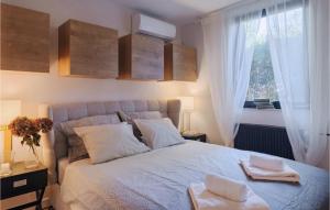 une chambre avec un lit avec deux serviettes dessus dans l'établissement Villa Aavaas, à Pula