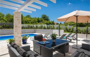 Πισίνα στο ή κοντά στο Villa Camelia