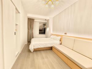 Postel nebo postele na pokoji v ubytování 彩虹小居陆家嘴店