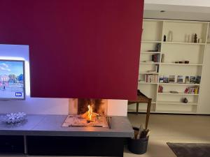Televisor o centre d'entreteniment de Veralto - Modern Suite with Como Lake view