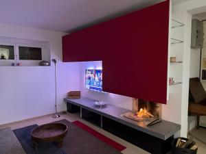 TV a/nebo společenská místnost v ubytování Veralto - Modern Suite with Como Lake view