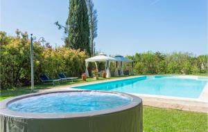 duży basen w ogrodzie z altaną w obiekcie Villa Pieve, Lucignano w mieście Lucignano