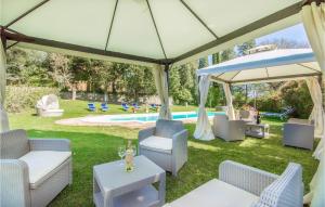 namiot z krzesłami, stołem i basenem w obiekcie Villa Pieve, Lucignano w mieście Lucignano