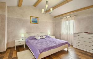 een slaapkamer met een paars bed en een dressoir bij Villa Valica in Veli Ježenj