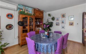 Posezení v ubytování Cozy Home In Palit With Kitchen