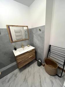 Ένα μπάνιο στο Appartement spacieux à 5 min de Paris