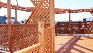 un ponte di legno con un cancello di legno su un balcone di Hébergement Italia a La Tuque