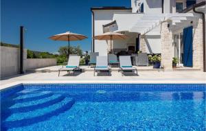 Πισίνα στο ή κοντά στο Villa Camelia