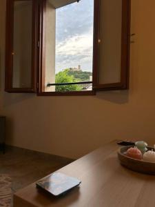 una mesa con una bandeja de fruta en una mesa con una ventana en Maison de ville plein centre, en Saint-Céré 1 foto más