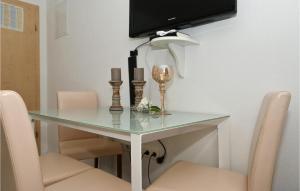 Televízia a/alebo spoločenská miestnosť v ubytovaní Beautiful Apartment In Okrug Gornji