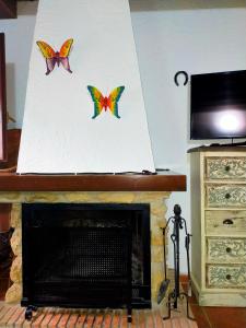 due farfalle su un muro sopra un camino di Casa Rural Mi Rincón Exquisito a Orcera