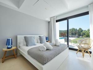 Giường trong phòng chung tại Villa in Ibiza near Benirrás Beach +32 ảnh