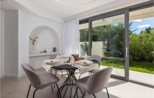 Vonkajšia záhrada v ubytovaní Pet Friendly Apartment In Krk With Wifi