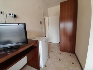 Cette chambre dispose d'une télévision à écran plat et d'un petit réfrigérateur. dans l'établissement Mari-luna, à Siculiana Marina