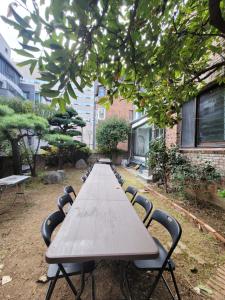 Zahrada ubytování a comfortable detached house in the heart of the city