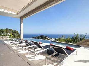 una fila de sillas en el techo de una casa en Villa in Ibiza with Panoramic Sea Views, en Nuestra Señora de Jesús