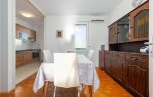 Kuchyňa alebo kuchynka v ubytovaní 1 Bedroom Cozy Apartment In Zadar