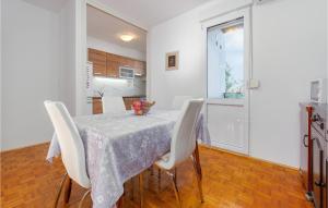 Kuchyňa alebo kuchynka v ubytovaní 1 Bedroom Cozy Apartment In Zadar