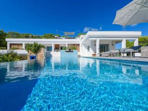 Bazén v ubytování Villa in Ibiza with Sea Views & Infinity Pool nebo v jeho okolí