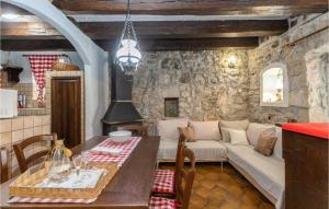 Posezení v ubytování Cozy Home In Crikvenica With Jacuzzi