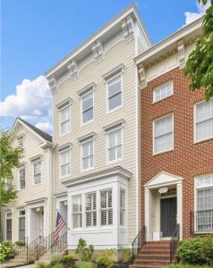 ein weißes Haus mit rotem Backstein in der Unterkunft Cozy Townhome with luxury feelings in Frederick