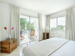 Postel nebo postele na pokoji v ubytování Villa in Ibiza with Sea Views & Infinity Pool + 30 fotografií