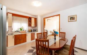 kuchnia i jadalnia ze stołem i krzesłami w obiekcie Cozy Home In Posedarje With Wifi w mieście Posedarje