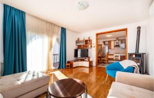 salon z kanapą i stołem w obiekcie Cozy Home In Posedarje With Wifi w mieście Posedarje
