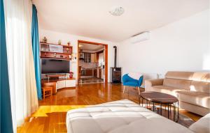 Telewizja i/lub zestaw kina domowego w obiekcie Cozy Home In Posedarje With Wifi