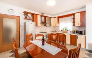 Kuchnia lub aneks kuchenny w obiekcie Cozy Home In Posedarje With Wifi