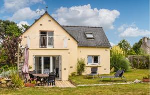 Biały dom ze stołem i krzesłami w obiekcie Cozy Home In Plouézec With Wifi w mieście Plouézec +14 zdjęć