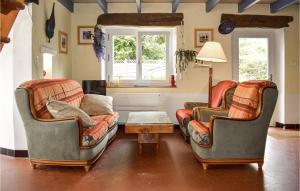 salon z dwoma krzesłami i stołem w obiekcie Cozy Home In Plouézec With Wifi w mieście Plouézec