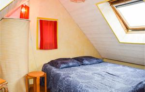Łóżko lub łóżka w pokoju w obiekcie Cozy Home In Plouézec With Wifi