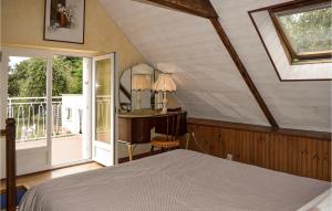 Łóżko lub łóżka w pokoju w obiekcie Cozy Home In Plouézec With Wifi