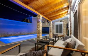 basen w środku domu w obiekcie Cozy Home In Posedarje With Wifi w mieście Posedarje +37 zdjęć