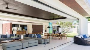 Posezení v ubytování Fashionable Villa Malabar Beachfront 5 Bedrooms plus 2 Kid's Bedrooms + 16 fotografií