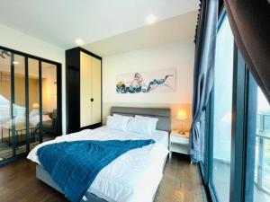 Postel nebo postele na pokoji v ubytování Almas Suites Puteri Harbour 1 Bedroom with Balcony by 9 Sands