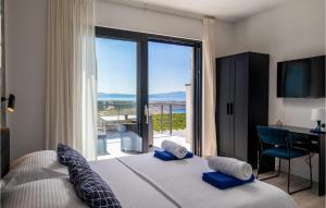 Un dormitorio con una cama con vista al mar. en Villa Visum, en Crikvenica