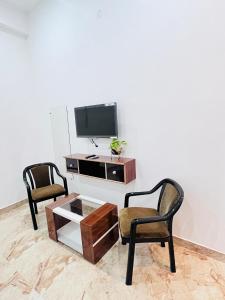 Televisyen dan/atau pusat hiburan di RAVINDRA GEETA Inn