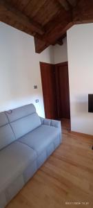 - un canapé bleu dans une chambre dotée de parquet dans l'établissement Un angolo a Milano..., à Milan 15 autres photos