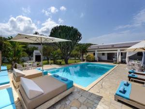 una piscina con tumbonas y sombrilla en Villa in San Rafael with Private Pool, en Sant Rafael