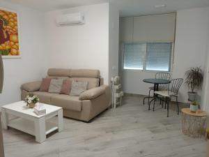 un salon avec un canapé et une table dans l'établissement Apartment the Best Weather, à Torremolinos