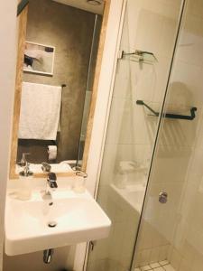 开普敦Studio的带水槽和淋浴的浴室 更多5张照片