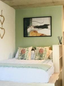 开普敦Studio的房间里有一张床，床上挂着一张枪的图片。