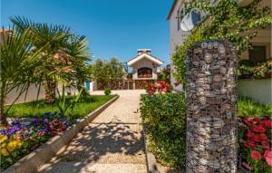 Zahrada ubytování Three-Bedroom Apartment In Vodice + 25 fotografií